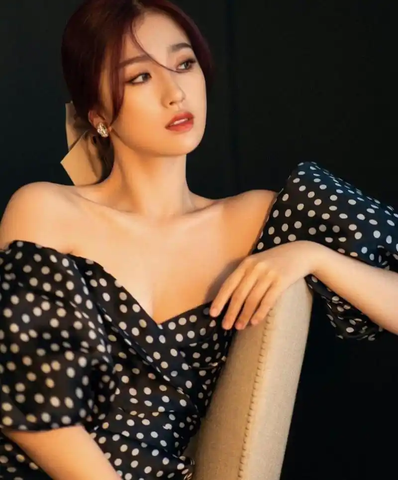 虞书欣身穿波点泡泡袖抹胸长裙,俏皮中多了一份性感!