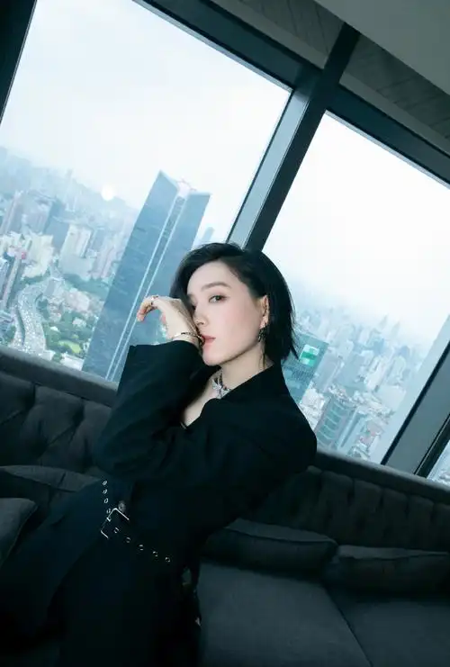 李斯丹妮黑色西装魅力写真图片