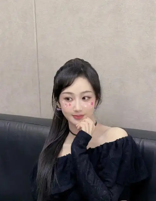 杨紫更新动态晒美照穿一字肩长裙大秀迷人锁骨嘟嘴卖萌超可爱