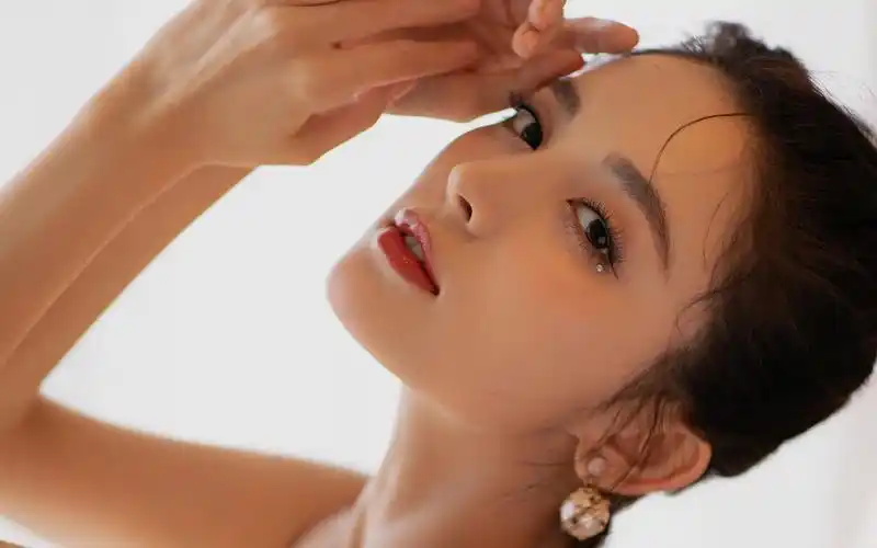 古力娜扎灵动少女风高清桌面壁纸