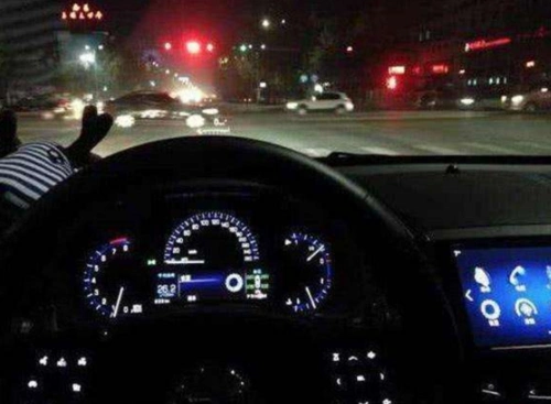 晚上开车被闪三下大灯?交警:这可不是挑衅你,司机间的暗语记住