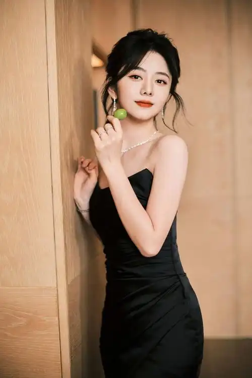 娃娃脸女生谭松韵纯黑抹胸裙,女人味拉满了|女明星|旋风少女|最好的