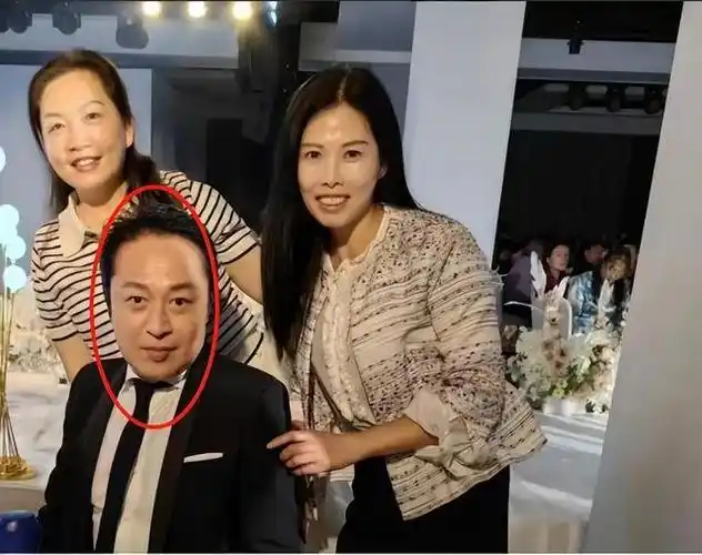 62岁马景涛,现身婚礼做嘉宾;40岁前妻吴佳妮,狂晒两儿帅气照