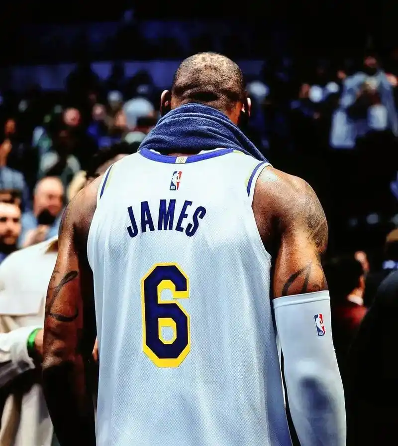 背影也这么帅#詹姆斯 - 抖音