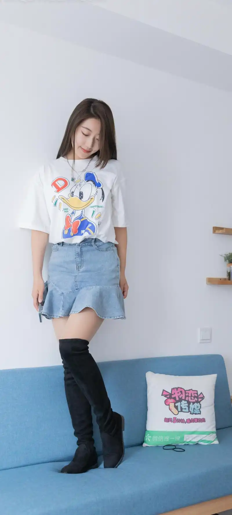 一位穿高腰黑靴子的美女