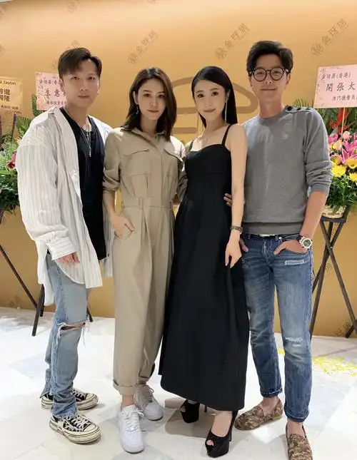 馨月和表妹的关系很好,两个人站在一起也能看得出张馨月的确身高挺拔