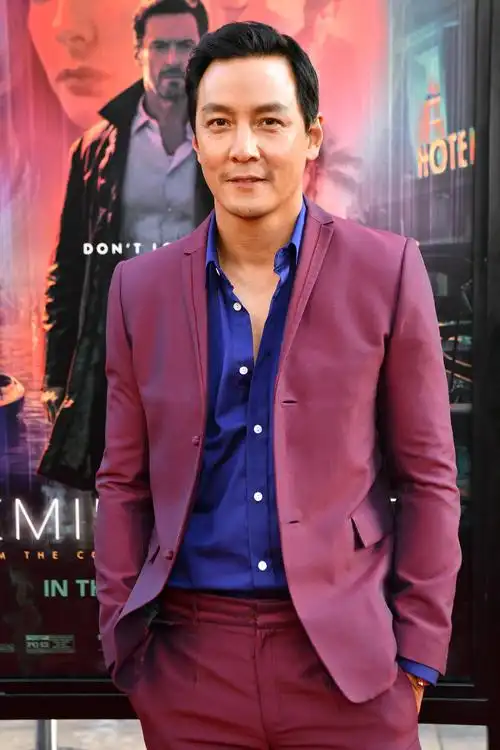 《追忆迷局》洛杉矶首映 吴彦祖酒红西装帅气登场