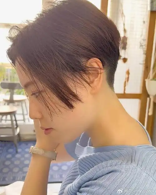 当下最火女发来了,两侧掏空推后脖短发,喜欢别错过