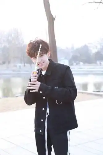 反差萌!王源戴酷酷耳饰,却玩起童年玩具