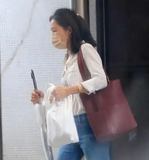 庾澄庆妻子张嘉欣近况,外出购物被拍,素颜出街穿着低调