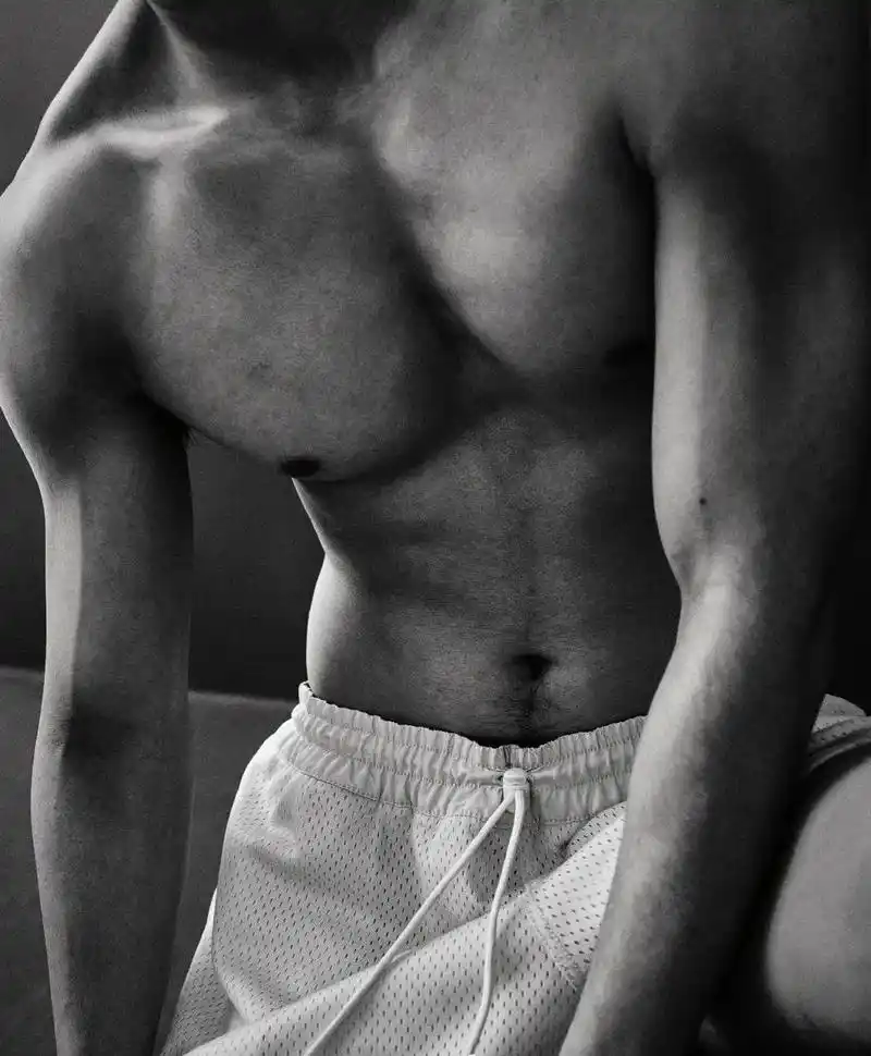 刘芮麟拍荷尔蒙运动大片,8块腹肌公狗腰,这身材太无敌