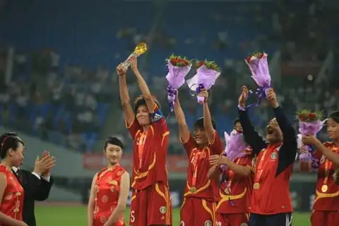 看看我们的"铿锵玫瑰",男足加油啊!