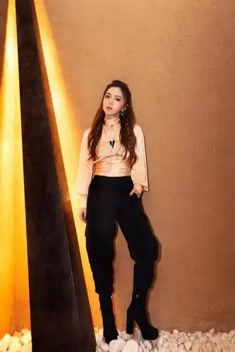 不穿皮裤的邓紫棋终于时尚了,不仅显得身材更纤瘦,还有种男团感