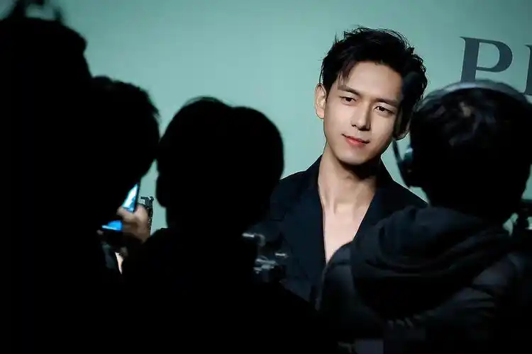 李现独当一面,为拉胯品牌扳回局面,上海之夜震撼亮相!