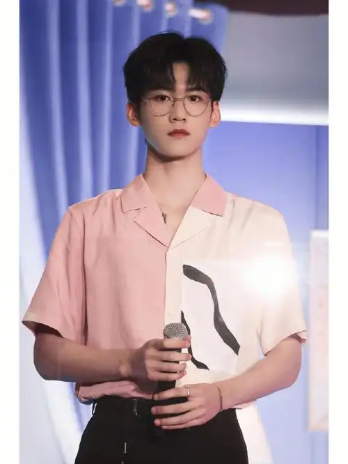 签售会的漂亮眼睛和火龙果粥粥#周柯宇  #into1周柯宇