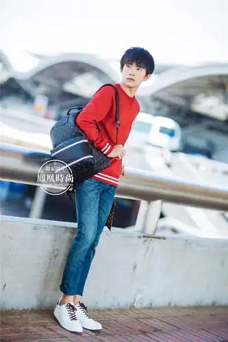 独家街拍|易烊千玺启程丹麦 全身被lv承包