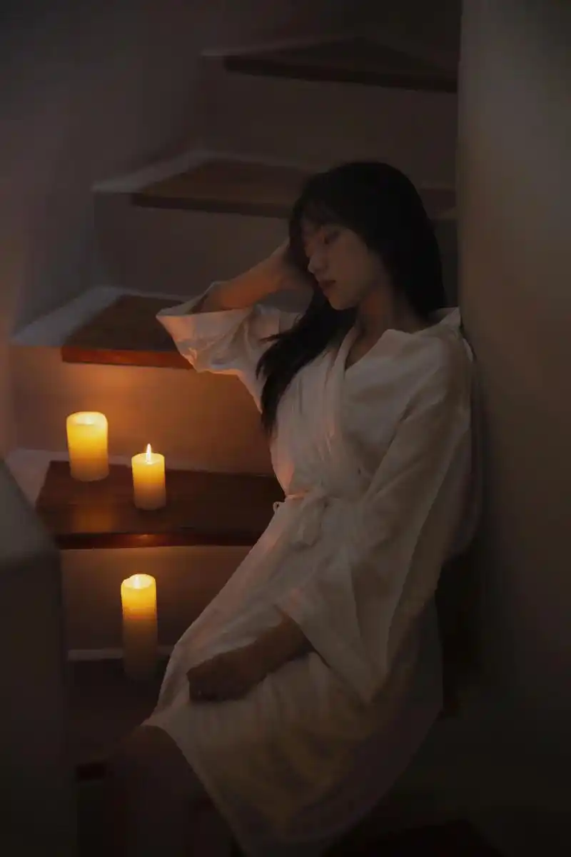 女孩子真的可以面无表情,静静地一个人坐着,突然眼眶一红,鼻子 - 抖音