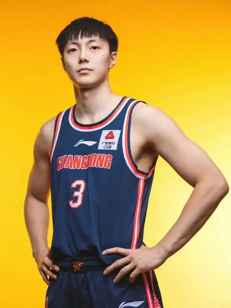 胡明轩 2022-2023赛季官方写真 创意照来袭