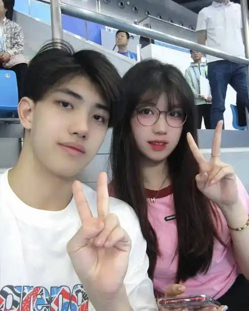 亚运游泳冠军韩国爆火,五官撞脸蔡徐坤,女友身材颜值不输明星