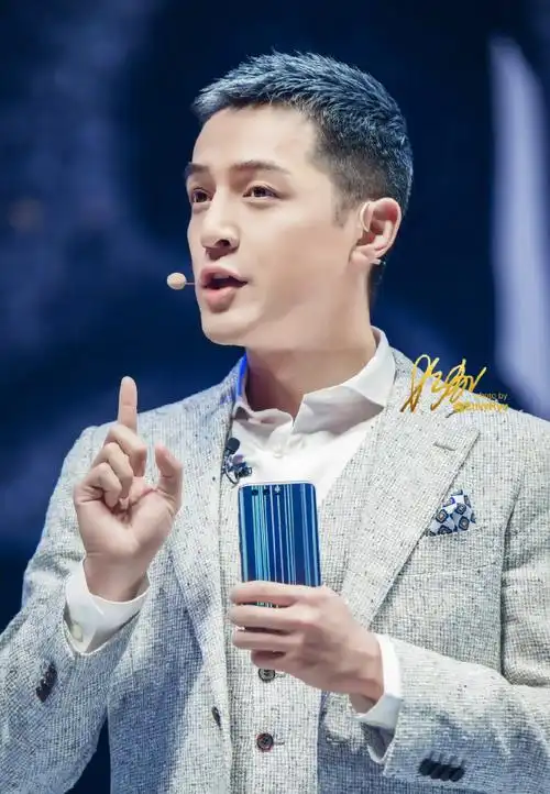 胡歌寸头仿佛让我看到了一种叫少年感