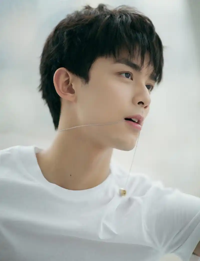 蓝白少年吴磊多图 咬项链简直犯规!