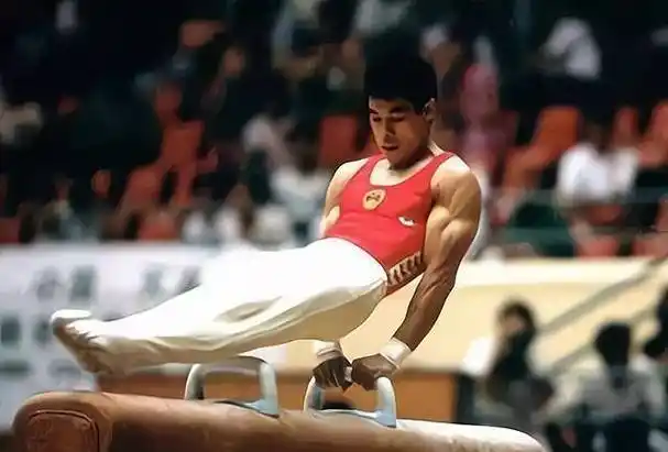 57岁李宁:当年体操王子已身价百亿,头发脱落,妻子依旧貌美如花