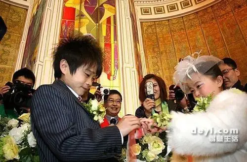 22米"袖珍姑娘"朱洁举行梦幻婚礼