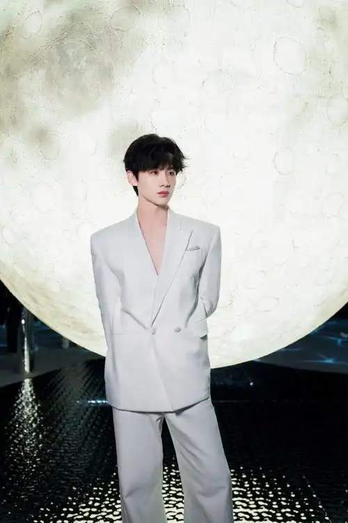 雪花秀全球品牌代言人白敬亭#@白敬亭,无死角的紧致侧颜的秘诀