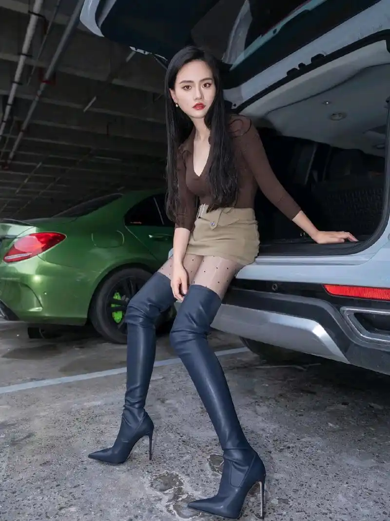 黑色大腿靴,让30岁的女人更加妩媚