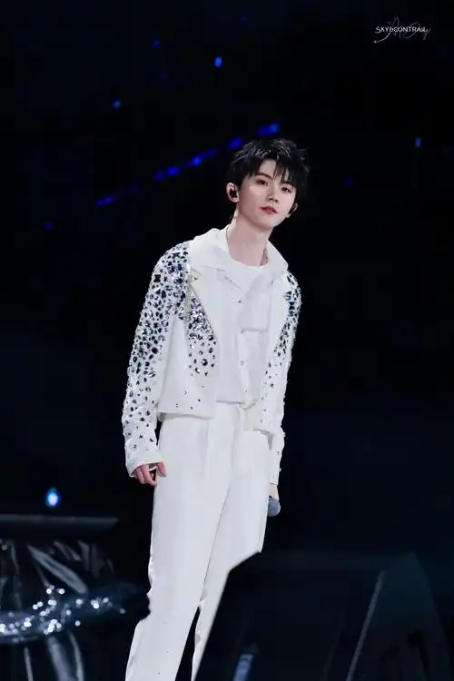 海口理想之途演唱会」属于舞台95@时代少年团队长-马嘉祺(p1-p9唱歌