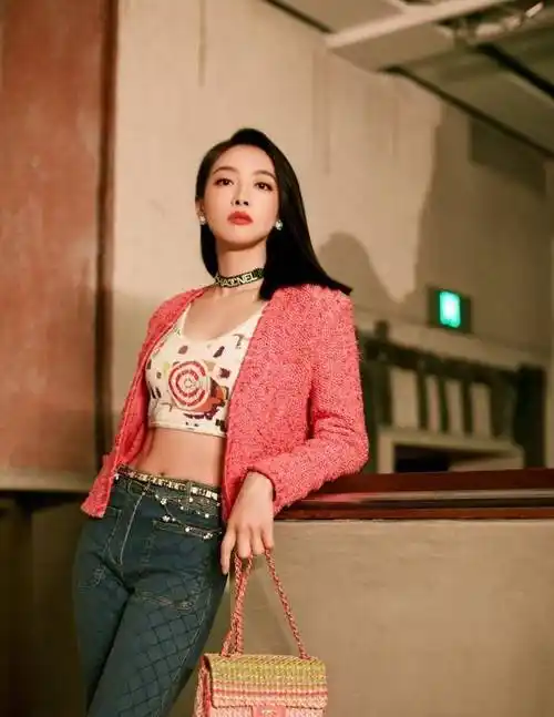 原创宋茜再次挑战新风格薄纱抹身材礼服搭配西装裤身材比例太绝了