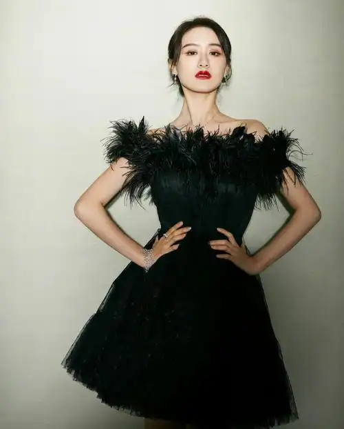 袁冰妍身穿黑色吊带裙,可爱迷人!