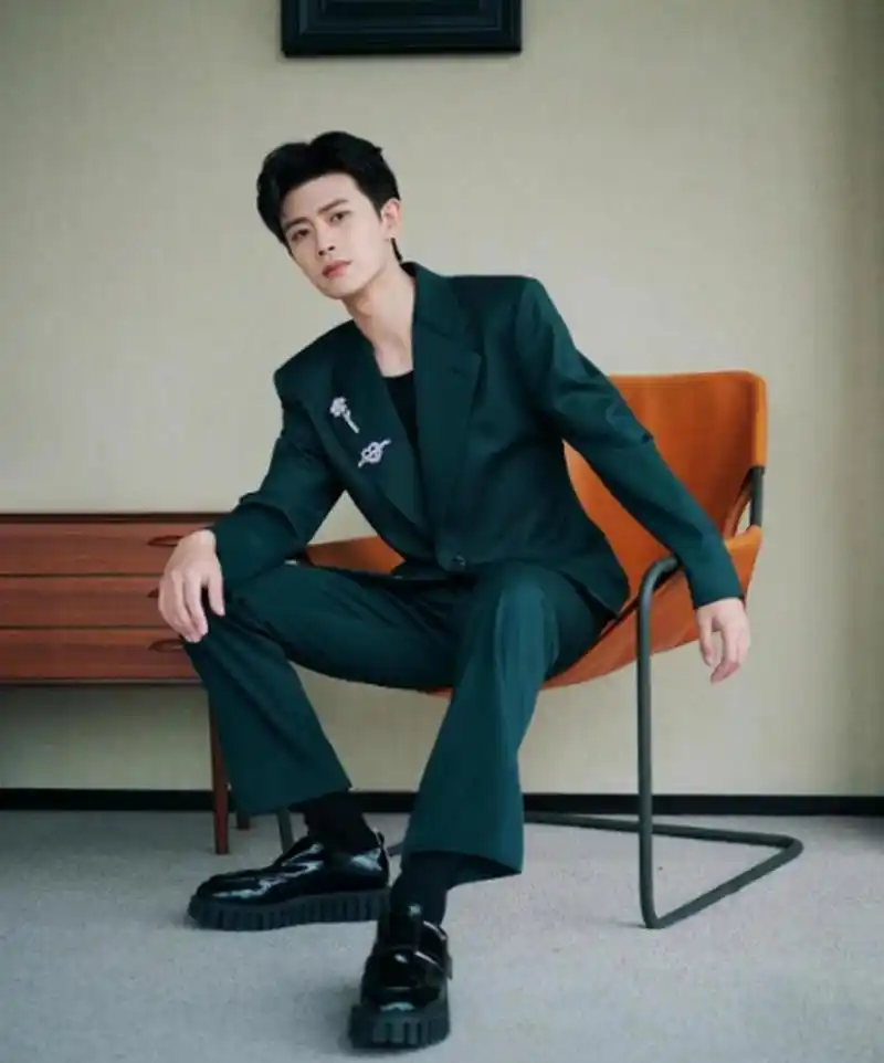 任嘉伦的西装造型令人惊艳,清新俊逸,容颜绝美