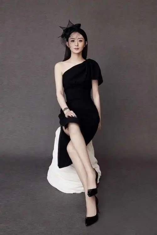 而最让人惊讶的则是赵丽颖终于找到了一双合脚的高跟鞋了