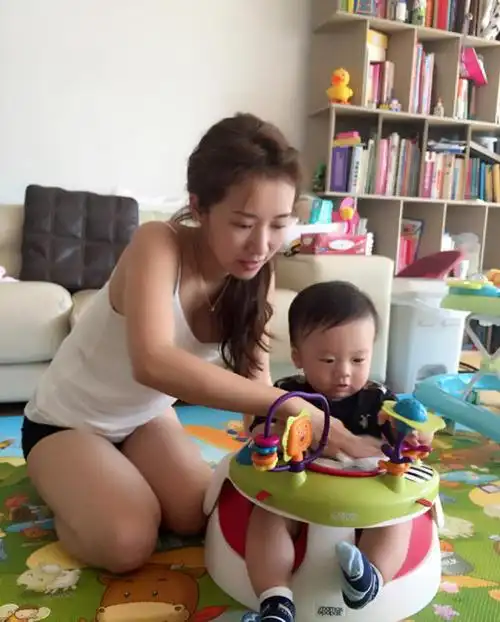 11月9日中午,阔太李念在微博中晒出一组和二胎儿子玩耍的照片,并配文