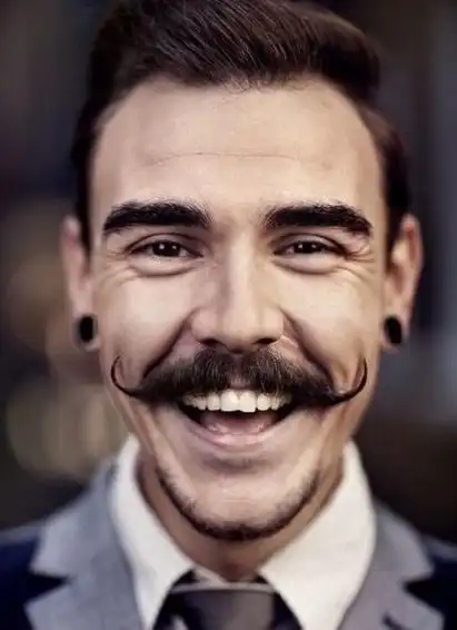 天生八字胡的男人面相-图片大观-奇异网