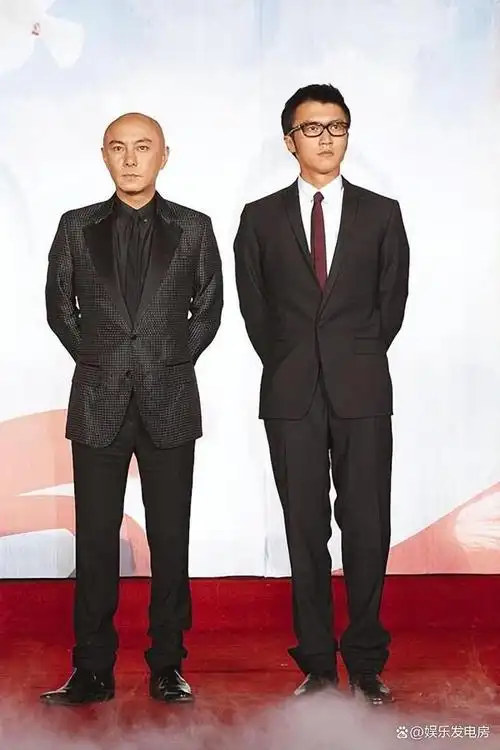 与张卫健坦然的态度相比,鹿晗对自己的身高显得有些在意.