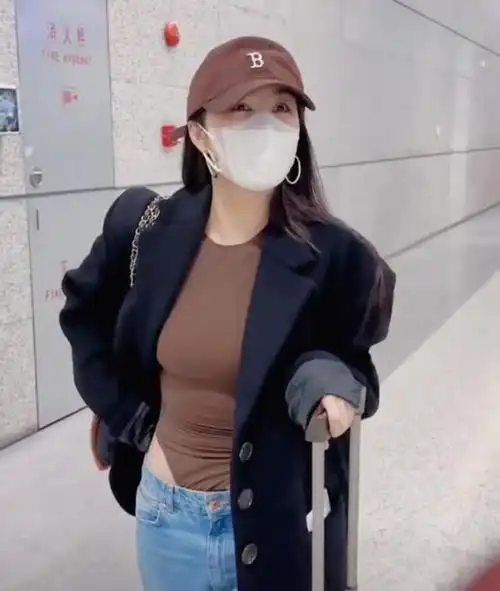 黄晓明前女友李菲儿惹争议,机场撩衣服疑似走光,内裤连在衣服上_非凡