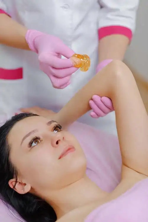 关键词:腿部写真性感美女花瓣美容养颜护肤品按摩女人腿蜂蜜美体技师