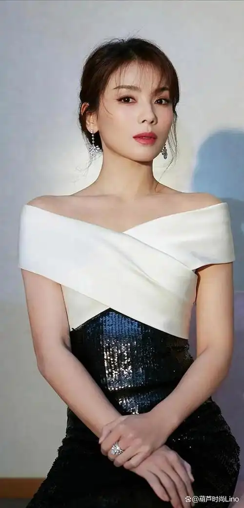 刘涛身材原来这么好,一袭白色连体裙难掩丰腴美,44岁气质非凡