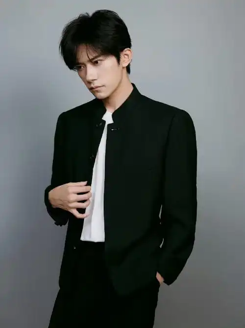 易烊千玺发布会直播出图