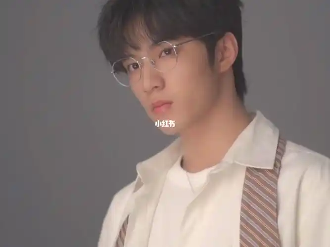 今天是帅气的眼镜小刘#刘耀文  #tnt时代少年团