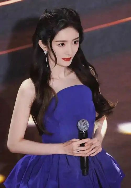 杨幂百花迎春舞台饭拍,穿蓝色抹胸裙梳公主头端庄大气 ,甜美温柔_什么