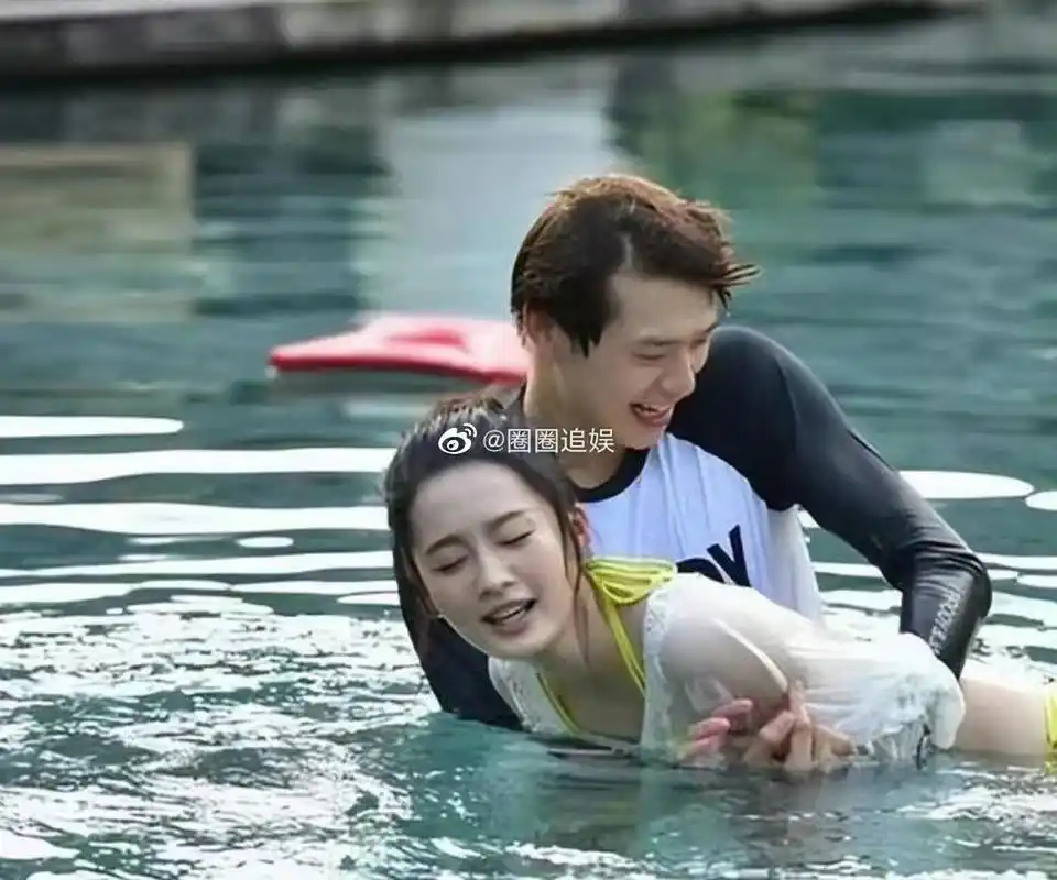 李沁和魏大勋,一个敢穿一个敢玩,这场面有点搞笑