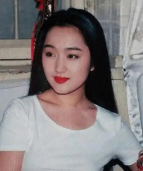 46岁杨钰莹又作妖穿露脐装挤出游泳圈网友吐槽称其太想装嫩