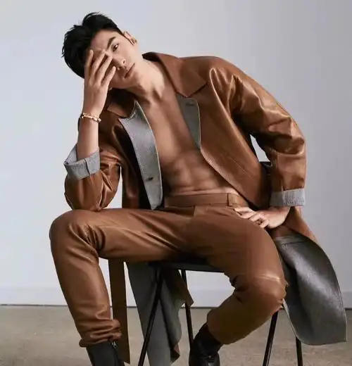 近两年来在娱乐圈掀起了一股健身风潮,不仅女明星经常秀马甲线,很多男