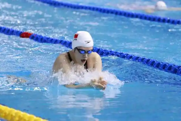 泳坛甜美女神张雨霏,4岁丧父,克服先天脊柱侧弯,6