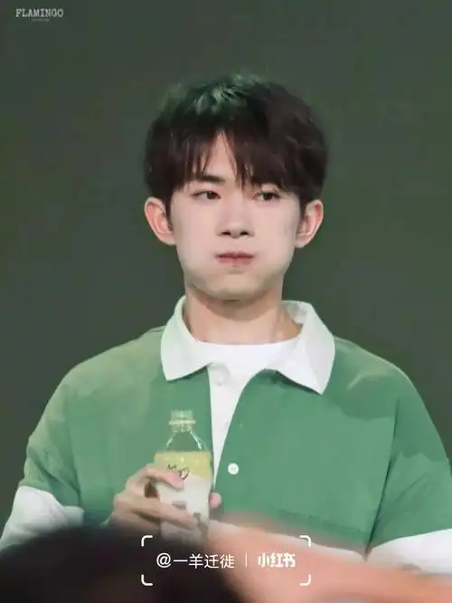 易烊千玺知道自己很可爱嘛