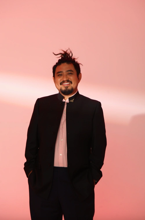 穿着黑色西装的男人 描述已自动生成