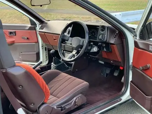 丰田ae86除了送豆腐那台还有三厢的版本